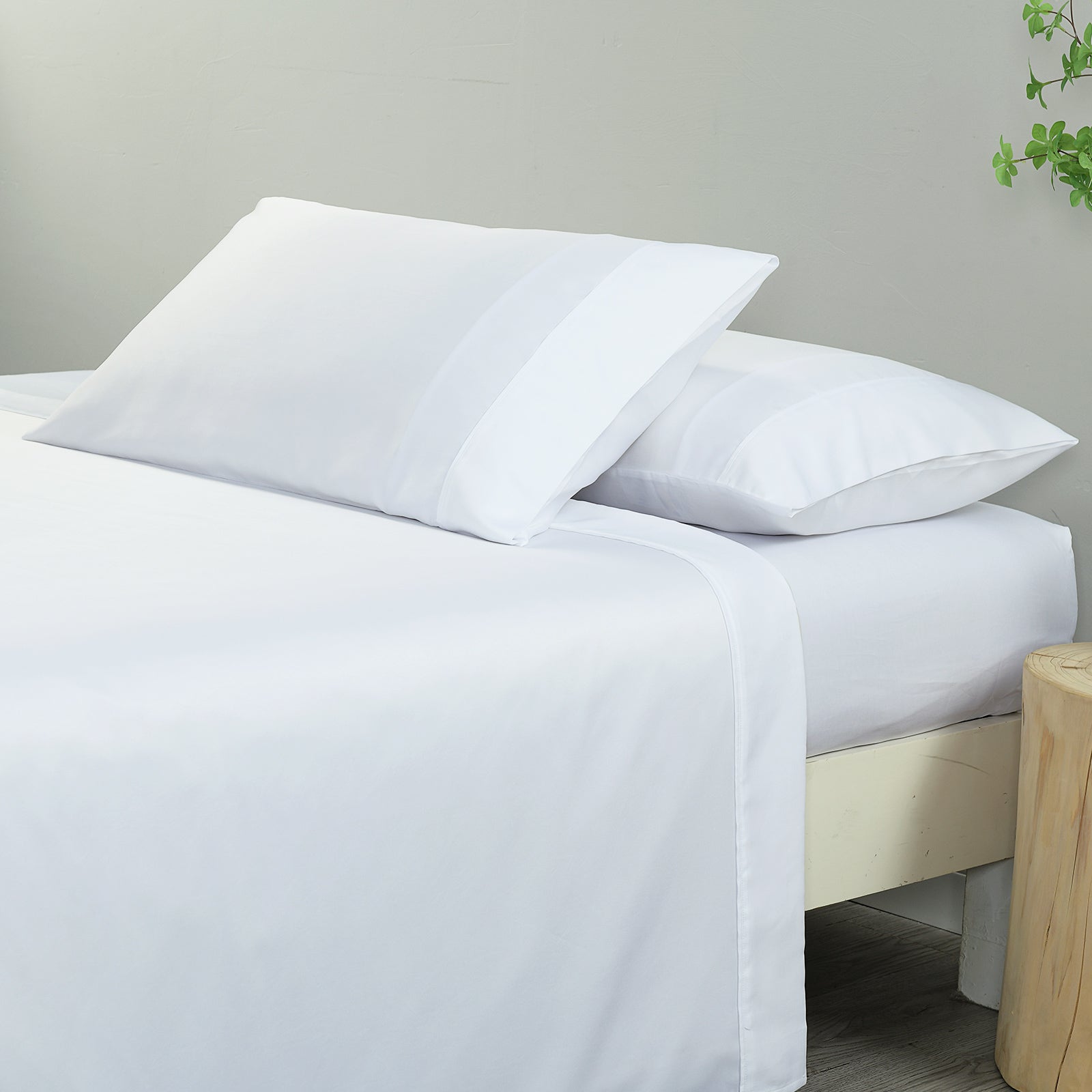 Royal Comfort 600 Thread Count Cooling Ultra Soft Tencel Eucalyptus sheet set featuring a flat sheet, fitted sheet, and pillowcases in a luxurious design.